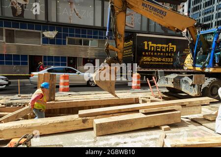 19 APRYL 2019 NY. USA Manhattan, Arbeiter auf einer Straße Bau, Ersatz alte Rohre Reparatur der Stadt Kommunikation Rohrleitung Installation Stockfoto