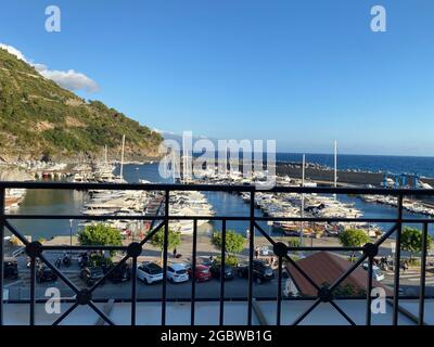 Blick auf Maratea Porto von einem Balkon, Maratea, Basilicata, Urlaub, Marina, Landschaftlich schöne Meereslandschaft an einem sonnigen Tag Stockfoto