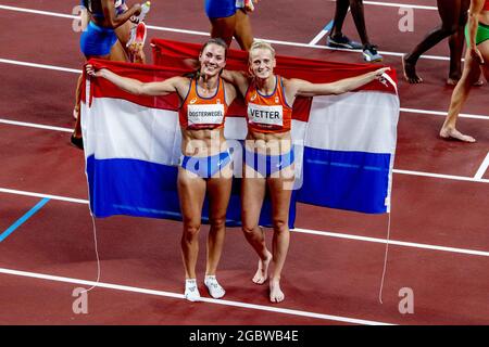 TOKIO - Anouk Vetter und Emma Oosterwegel haben eine große Überraschung mit jedem Gewinn einer Medaille im olympischen Heptathlon verursacht. Vetter gewann Silber in einem niederländischen Rekord von 6689 Punkten, Oosterwegel holte Bronze mit 6590 Punkten. Emma Oosterwegel und Anouk Vetter jubeln während des Leichtathletik-Turniers der Olympischen Spiele in Tokio nach den letzten 800 Metern des Heptathlons im Olympiastadion. Foto von Robin Utrecht/ABACAPRESS.COM Quelle: Abaca Press/Alamy Live News Stockfoto