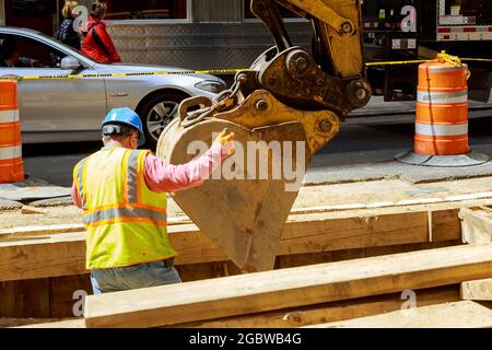 19 APRYL 2019 NY. USA Arbeiter auf Straßenbauarbeiten, Ausgrabungen in der Stadt wegen der Anlegung eines Hochspannungskabels Stockfoto