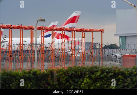 London, Großbritannien. 5. August 2021: Nach einem langweiligen Nachmittag und starken Regenschauern setzen sich Stare auf den Landebahn-Markierungen in London Heathrow Credit: Maureen McLean/Alamy Live News Stockfoto