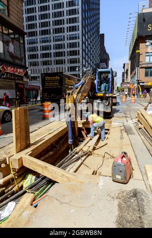 19 APRYL 2019 NY. USA Ersatz von Grabungsarbeiten Straßenarbeiter, die Rohrerneuerungen an einer Versorgungsleitung leisten Stockfoto