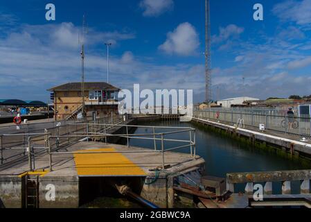 Foto der Schleusen zwischen dem Southwick Ship Canal System und dem Shoreham Hafen in West Sussex Südengland. Stockfoto