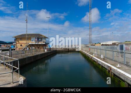 Foto des Schleuseneingangs zum Southwick Ship Canal System in West Sussex Südengland. Stockfoto