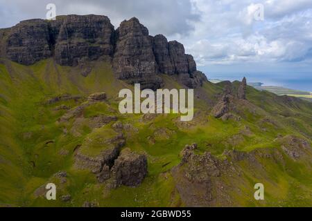 Luftaufnahme des alten Mannes von storr ist ein malerischer Ort entlang des Quiraing in der Insel Skye in Schottland. Stockfoto