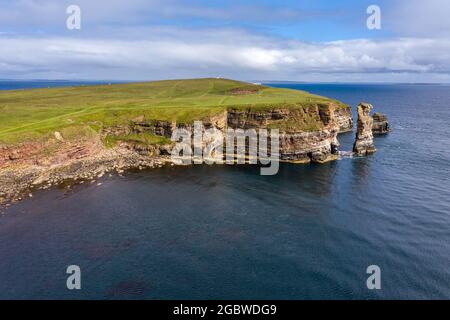 Drohnenaufnahme der dramatischen Meeresstapel bei Duncansby Head in der Nähe von John O' Groats in Schottland Stockfoto