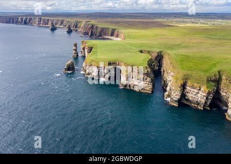 Drohnenaufnahme der dramatischen Meeresstapel bei Duncansby Head in der Nähe von John O' Groats in Schottland Stockfoto