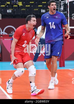 Tokio, Japan. August 2021. Jenia Grebennikov (L) aus Frankreich feiert Torreigen beim Volleyball-Halbfinale der Männer zwischen Frankreich und Argentinien bei den Olympischen Spielen 2020 in Tokio, Japan, am 5. August 2021. Kredit: Ding Ting/Xinhua/Alamy Live Nachrichten Stockfoto