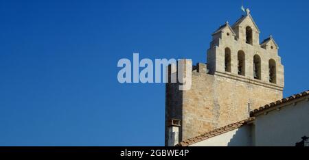 Dach und Glockenturm der befestigten Kirche Saintes-Maries-de-la-Mer, Frankreich Stockfoto