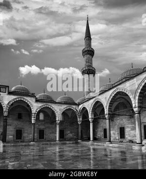 Suleymaniye Moschee in Istanbul unter regnerischem Himmel Stockfoto