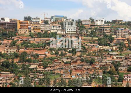 Landschaft urbane Szene der Stadt und Wohnungen in den Hügeln von Kigali, Ruanda. Stockfoto