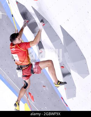 Tokio, Japan. August 2021. Alberto Gines Lopez aus Spanien tritt beim kombinierten Finale der Sportkletterer bei den Olympischen Spielen 2020 in Tokio, Japan, am 5. August 2021 an. Quelle: Chen Jianli/Xinhua/Alamy Live News Stockfoto