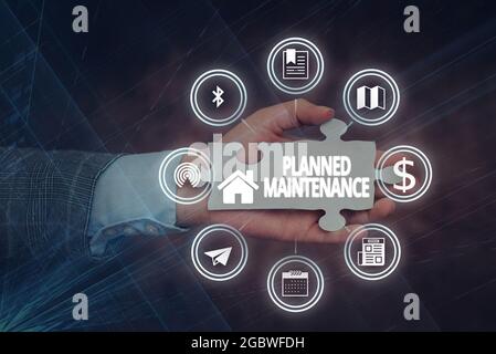 Textschild mit geplanter Wartung. Geschäftskonzept Reventive Wartung durchgeführt, die auf einem festen Plan Hand Holding Jigsaw Puzzle Stück Stockfoto