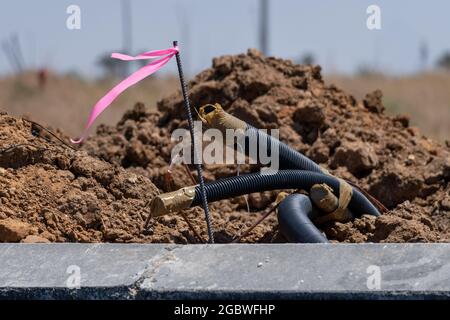 Hintergrund mit kleiner rosa Flagge am Bauplatz. Ausgewählter Punkt. Stockfoto