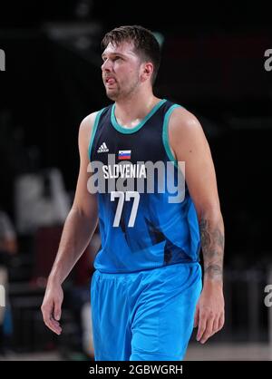 Saitama, Japan. August 2021. Luka Doncic aus Slowenien reagiert während des Männer-Basketball-Halbfinales zwischen Frankreich und Slowenien bei den Olympischen Spielen 2020 in Tokio in Saitama, Japan, am 5. August 2021. Quelle: Meng Yongmin/Xinhua/Alamy Live News Stockfoto