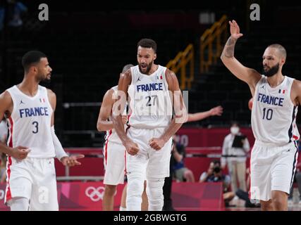 Saitama, Japan. August 2021. Evan Fournier (R) aus Frankreich feiert während des Männer-Basketball-Halbfinales zwischen Frankreich und Slowenien bei den Olympischen Spielen 2020 in Tokio in Saitama, Japan, am 5. August 2021. Quelle: Meng Yongmin/Xinhua/Alamy Live News Stockfoto