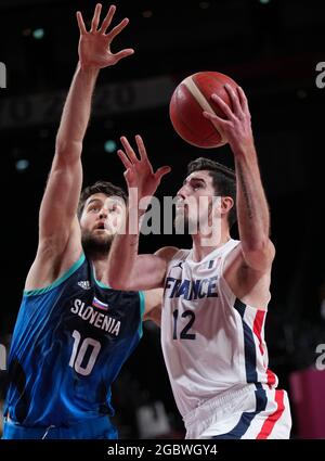 Saitama, Japan. August 2021. Nando de Colo (R) aus Frankreich steigt während des Männer-Basketball-Halbfinales zwischen Frankreich und Slowenien bei den Olympischen Spielen in Tokio 2020 in Saitama, Japan, am 5. August 2021, in einen Korb. Quelle: Meng Yongmin/Xinhua/Alamy Live News Stockfoto