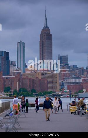 Ruhige Disco am Brooklyn Pier mit Blick auf das Empire State Building Stockfoto