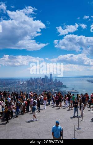 Von der Aussichtsplattform Edge in der Nähe des Hudson River, New York City, blicken die Menschen auf das untere Manhattan Stockfoto