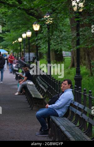 Eine Reihe von Bänken in der Mall im Central Park, New York City Stockfoto