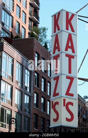 Großes Zeichen des Katz's Delicatessen Restaurants, Manhattan, New York Stockfoto