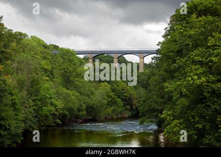 Pontcysyllte Aqueduct führt den Llangollen-Kanal über den Fluss Dee in Wales. Thomas Telford half bei der Planung und wurde 1805 fertiggestellt. Stockfoto