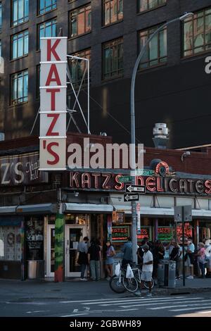 Jewish Food Cafe Katz's Delicatessen in New York City Stockfoto