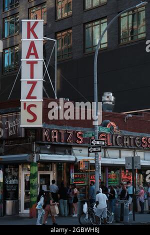 Stellen Sie sich in das Katz's Deli Restaurant in Manhattan, New York, ein Stockfoto