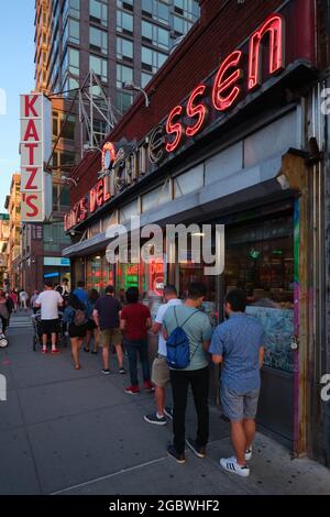 Fahren Sie zum Katz's Delicatessen Restaurant, Manhattan, New York City Stockfoto