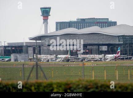 London Borough of Hillingdon, Großbritannien. August 2021. Der Control Tower in London Heathrow. Weltweit gibt es immer noch unterschiedliche Regeln, ob Reisende aus dem Vereinigten Königreich in Quarantäne gehen müssen oder nicht. Das Ampelsystem für diejenigen, die in Großbritannien ankommen, ändert sich am Sonntag in dieser Woche, was bedeutet, dass weniger Menschen bei ihrer Ankunft in Großbritannien unter Quarantäne gestellt werden müssen. Quelle: Maureen McLean/Alamy Live News Stockfoto