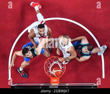 Saitama, Japan. August 2021. Spieler beider Seiten treten beim Männer-Basketball-Halbfinale zwischen Frankreich und Slowenien bei den Olympischen Spielen in Tokio 2020 in Saitama, Japan, am 5. August 2021 an. Quelle: Pan Yulong/Xinhua/Alamy Live News Stockfoto