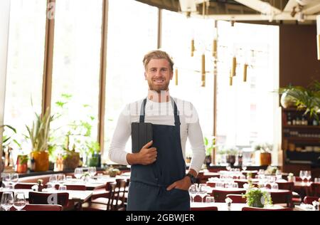 Porträt des lächelnden Restaurantbesitzers Stockfoto