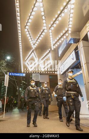 Melbourne, Australien. August 2021. Polizisten gehen während eines Anti-Lockdown-Protests an der „Punch Lane“ vorbei. Unglücklich über die jüngste Ankündigung, dass Victorias sechste Sperre später in dieser Nacht beginnen würde, fand ein Schnellprotest statt, der über die 20:00 Uhr-Sperrzeit hinausging. Quelle: Jay Kogler/Alamy Live News Stockfoto