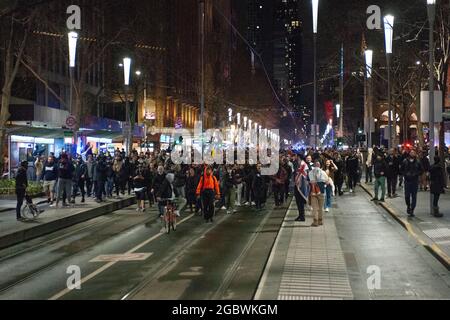 Melbourne, Australien. August 2021. Unglücklich über die jüngste Ankündigung, dass Victorias sechste Sperre später in dieser Nacht beginnen würde, fand ein Schnellprotest statt, der über die 20:00 Uhr-Sperrzeit hinausging. Quelle: Jay Kogler/Alamy Live News Stockfoto