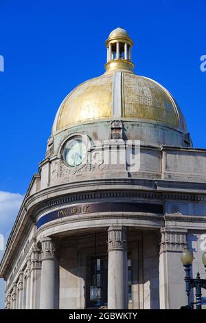 GEORGETOWN, DC -2 APR 2021- Blick auf das Wahrzeichen der PNC Bank in Georgetown, Washington, DC, mit einer goldenen Kuppel. Stockfoto