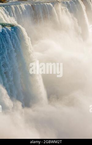 USA, New York, New York State Park, Niagarafälle, Nahaufnahme der American Falls, die das große Wasservolumen zeigen, das über den Rand des Abgrunds stürzt Stockfoto