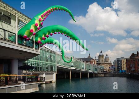 Szene, in der die maritime Geschichte der Stadt durch mythische Kindersymbole und Blick auf das Einkaufszentrum in Richtung Victoria Square gefeiert wird. Hull, Großbritannien. Stockfoto