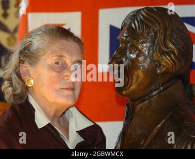 NELSON'S URURGROSSENKELIN MRS. ANNA TRIBE MIT DER NEUEN BÜSTE DES TRAFALGAR-HELDEN, DIE ANLÄSSLICH DES 250. GEBURTSTAGES VON HMS NELSON IN PORTSMIOUTH IM AUFWARTSRAUM DER HMS NELSON ENTHÜLLT WURDE. PIC MIKE WALKER, 2008 Stockfoto