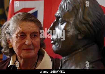 NELSON'S URURGROSSENKELIN MRS. ANNA TRIBE MIT DER NEUEN BÜSTE DES TRAFALGAR-HELDEN, DIE ANLÄSSLICH DES 250. GEBURTSTAGES VON HMS NELSON IN PORTSMIOUTH IM AUFWARTSRAUM DER HMS NELSON ENTHÜLLT WURDE. PIC MIKE WALKER, 2008 Stockfoto