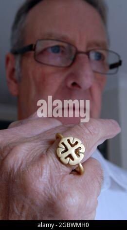 Der Metalldetektor-Enthusiast Peter Beasley behauptet, ein königliches Kronjuwel des ältesten Sohnes William des Eroberers gefunden zu haben. Der pensionierte Maurer Peter, 67, zog den 26g 24-Karat Ring in einem schlammigen Feld in Petersfield, Hants. Auf dem markanten Ring ist das Siegel des Herzogs Robert eingraviert und wurde auf dem Land gefunden, das sich offiziell im Besitz von William dem Eroberer befand - wo die königliche Familie früher jagte. PIC Mike Walker, 2008 Stockfoto