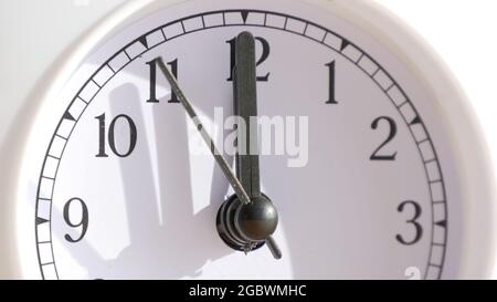 Bild mit einer Uhr auf dem Tisch Stockfoto