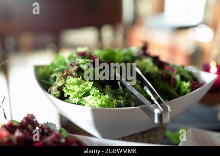 Abwechslungsreicher Salat mit Samen und Gemüse. Aufgenommen bei Tageslicht. Stockfoto