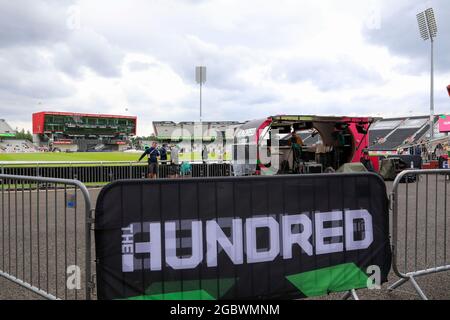 Manchester, Großbritannien. August 2021. Emirates Old Trafford macht sich bereit für die heutigen Spiele der Hundert in Manchester, Vereinigtes Königreich am 8/5/2021. (Foto von Conor Molloy/News Images/Sipa USA) Quelle: SIPA USA/Alamy Live News Stockfoto