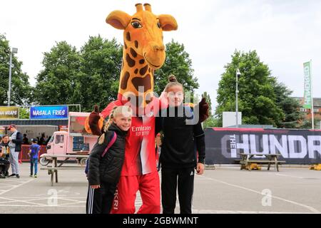 Manchester, Großbritannien. August 2021. Familienfreundlicher Spaß im The Hundred at Old Trafford in Manchester, Vereinigtes Königreich am 8/5/2021. (Foto von Conor Molloy/News Images/Sipa USA) Quelle: SIPA USA/Alamy Live News Stockfoto