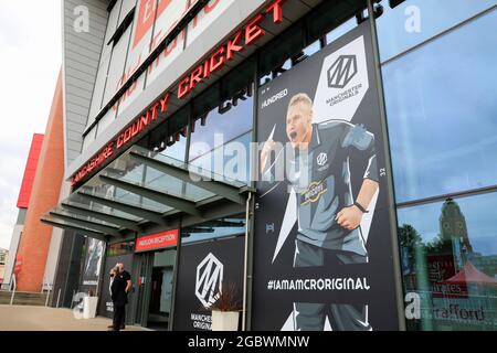 Manchester, Großbritannien. August 2021. Emirates Old Trafford macht sich bereit für die heutigen Spiele der Hundert in Manchester, Vereinigtes Königreich am 8/5/2021. (Foto von Conor Molloy/News Images/Sipa USA) Quelle: SIPA USA/Alamy Live News Stockfoto