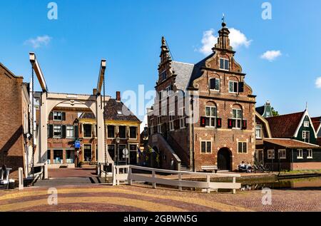 Das historische Rathaus alias De Waag (Wiegehaus) mit Zugbrücke im historischen Dorfzentrum von De Rijp, Nordholland, Niederlande. Stockfoto