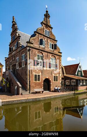 Das Rathaus von De Rijp (17. Jahrhundert), im historischen Dorfzentrum von De Rijp, Eilandspolder, Nordholland, Niederlande, Stockfoto