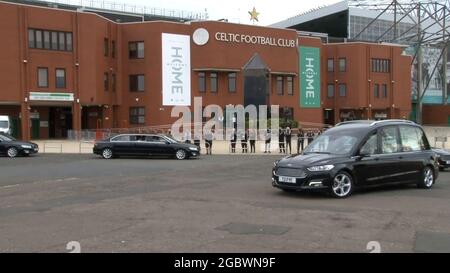 Der Leichenwagen, der den Sarg von Dean Irvine trägt, passiert den Celtic Park in Glasgow. Der 11-jährige Junge starb am Samstag, den 24. Juli, nachdem er im Alexander Hamilton Memorial Park in Stonehouse, South Lanarkshire, in Wasserschwierigkeiten geraten war. Dean wurde aus dem Avon-Wasser, auch bekannt als der Fluss Avon, der durch den Park fließt und am Tatort für tot erklärt wurde, geborgen. Bilddatum: Donnerstag, 5. August 2021. Stockfoto