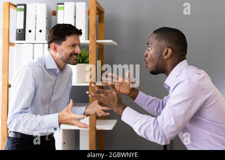 Wütender Afroamerikanischer Mann, Der Andere In Konflikt Anruft Stockfoto