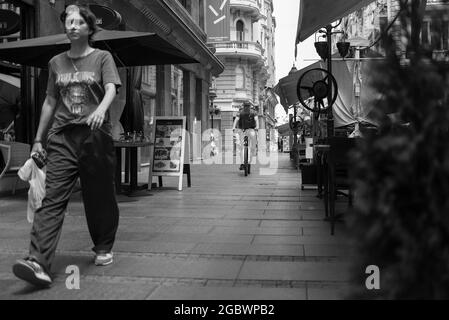 Serbien, 3. Juli 2021: Blick auf die Fußgängerstraße Zmaj Jovina in Belgrad (s/w) Stockfoto